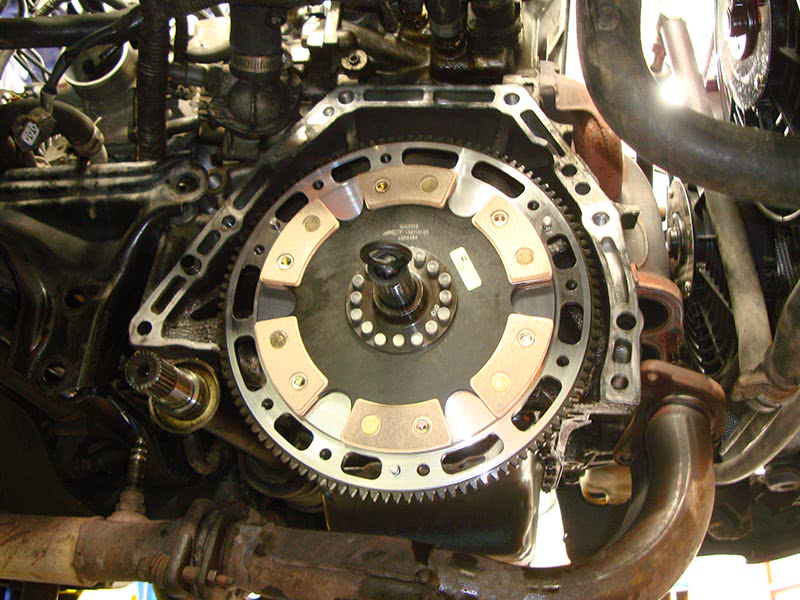 The kit comes with the tool to center the clutch ceramic element plate. The six ceramic pucks means this clutch is going to grab quickly and is not make to “slip” in. Make sure you have cleaned the metal surface of the flywheel before installing the clutch plate, then clean the surface of the pressure plate before you install it. Center the clutch ceramic element plate with the included clutch tool.